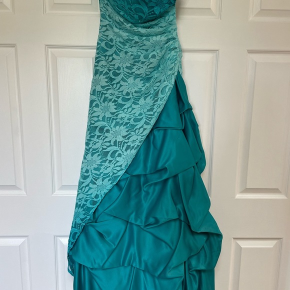 Long homecoming or prom dress. Never woren. Size 1/2 - Picture 3 of 5